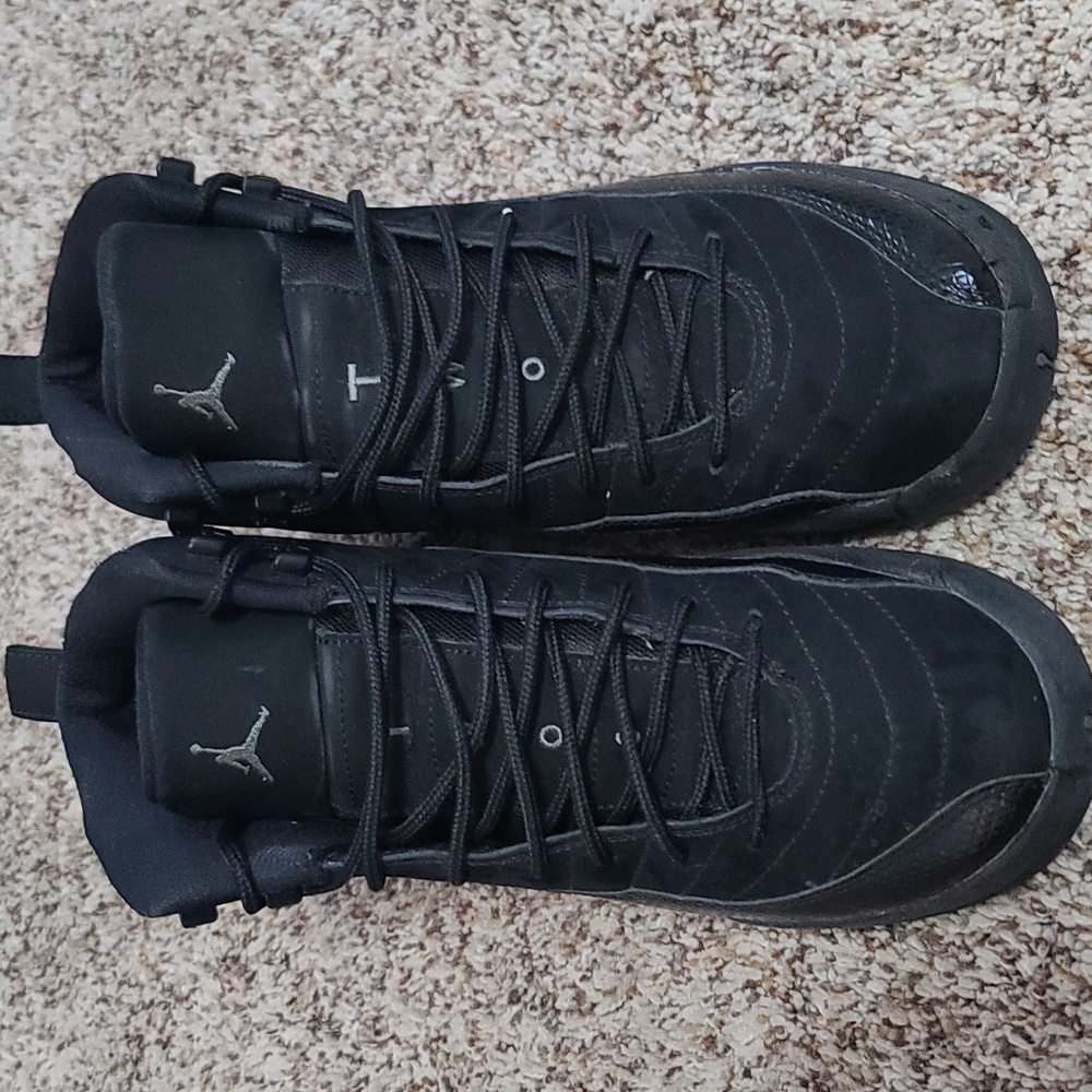 SHOES - Picture 2 of 7